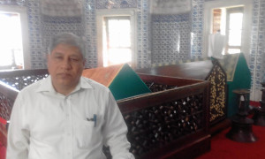 The writer is seen beside the Tomb of Hurrem Sultan.