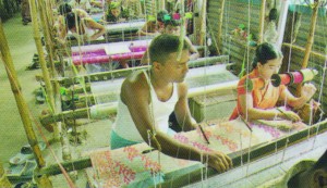 Weavers are weaving to produce jamdani.